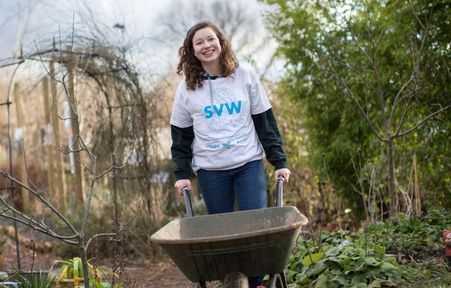 A student volunteering during Student Volunteer Week